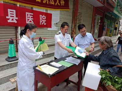 丹凤县卫健局积极开展食品安全法规宣传与营养咨询服务